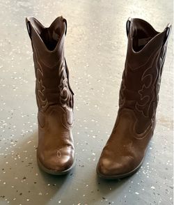 Size 3 cowgirl shoes.