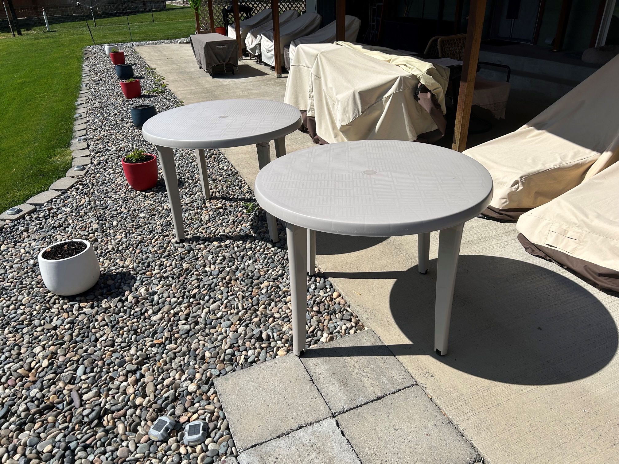 (1) Gracious Living 42” Capri Round Table