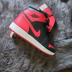 Jordans 1 Mid