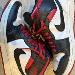 Jordan 1 Mid Red 