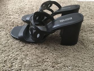 Michael Kors~Size 8~Alma Black Leather slide Sandals~Thick Strap monogram Logo~Chunky 3in Heels~Excellent Condition