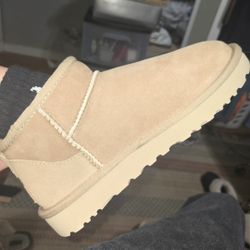 Womens Uggs. GET TODAY. - $100 