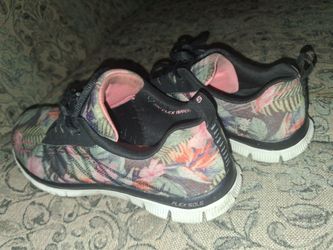 Sketchers Athletic Women's  Pink Floral Pattern size 8