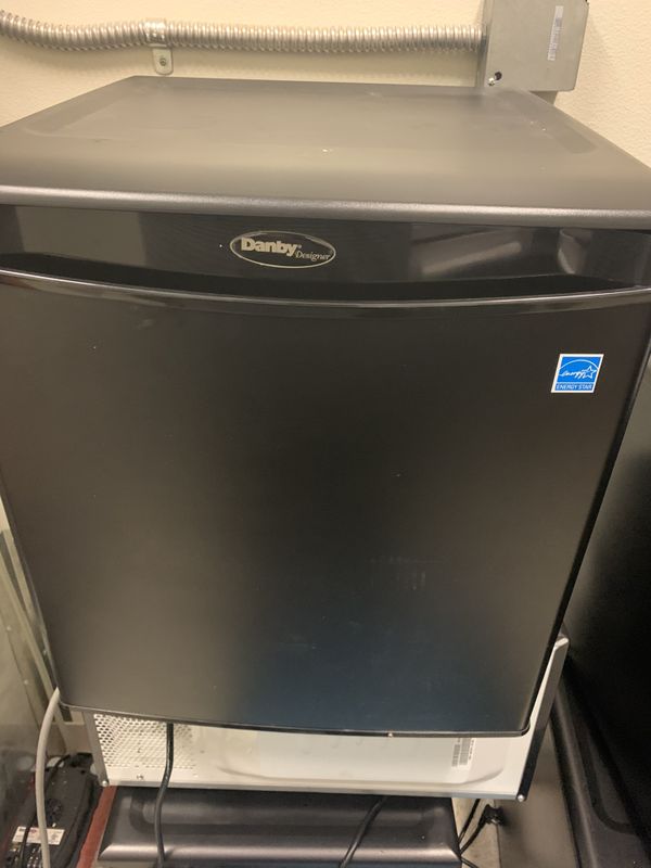 danby mini fridge. NOT WORKING. for Sale in Bothell, WA OfferUp