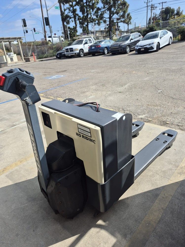 2003 4000lb Warehouse pallet jack