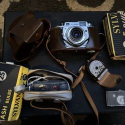 Vintage Camera With Flash And Extra Bulbs 