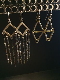 2 pairs of earrings