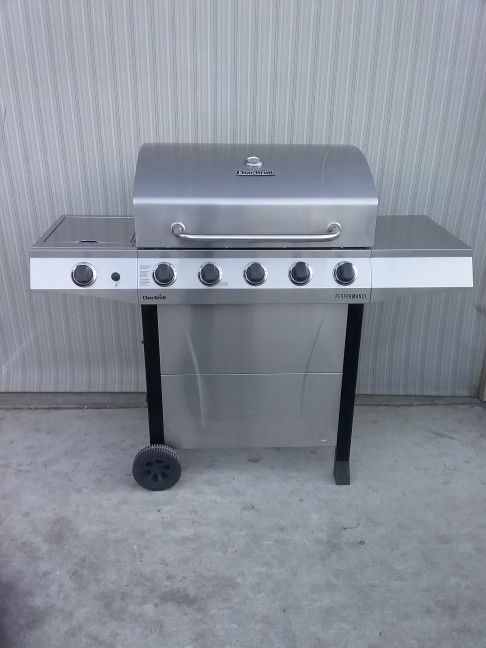 CHAR-BROIL PERFORMANCE BBQ GRILL WITH BBQ COVER.