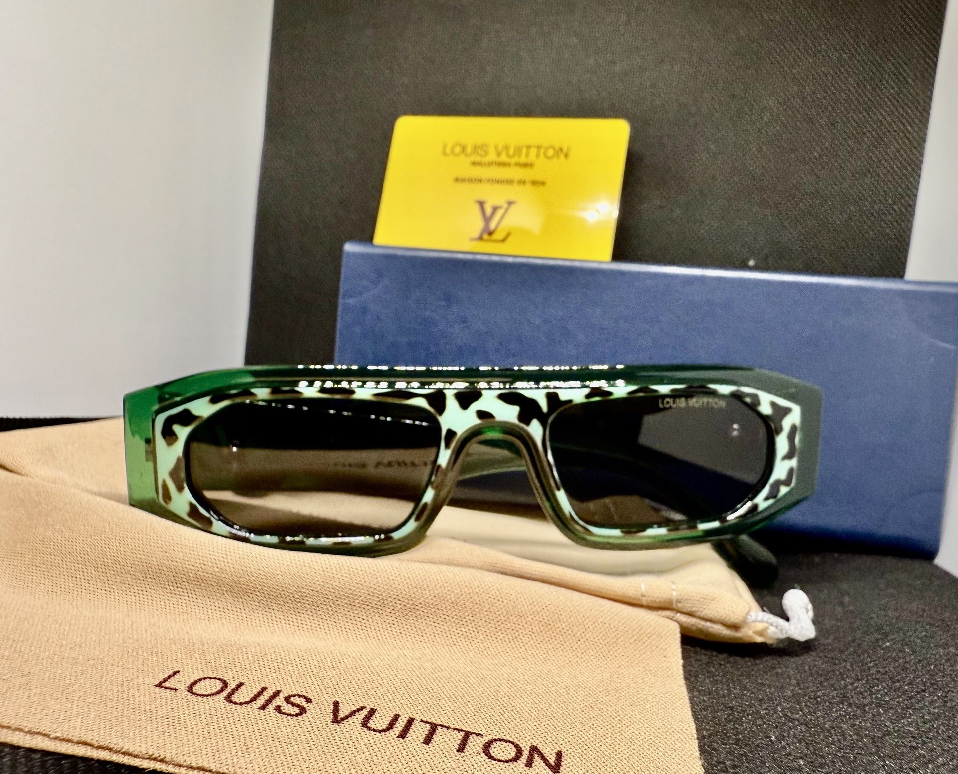LV GREEN FRAME SUNGLASSES Z2451U