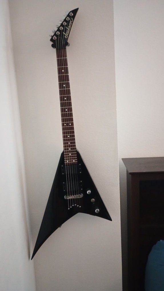 Jackson JS32 Randy Rhoades V 2000 - Gloss black With Ibanez EMG Passive Pickups