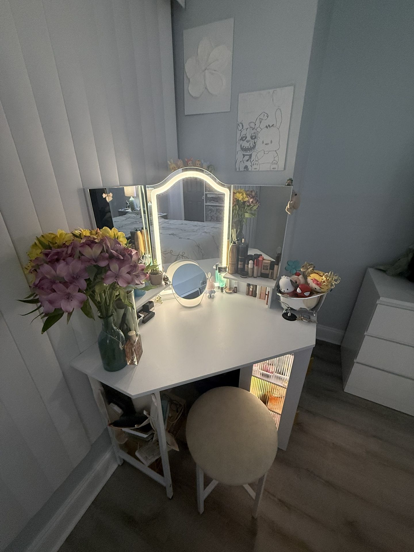 Vanity With Stool And Mirror