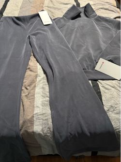 NWT Womens size Medium LULULEMON set