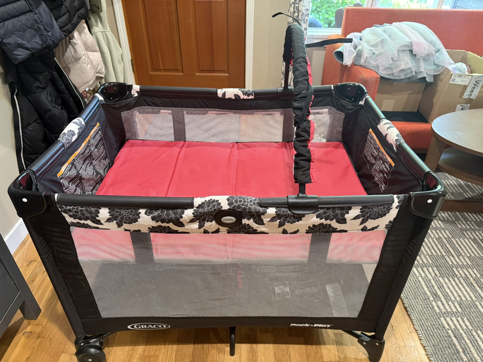 Graco Pack And play Like New !!