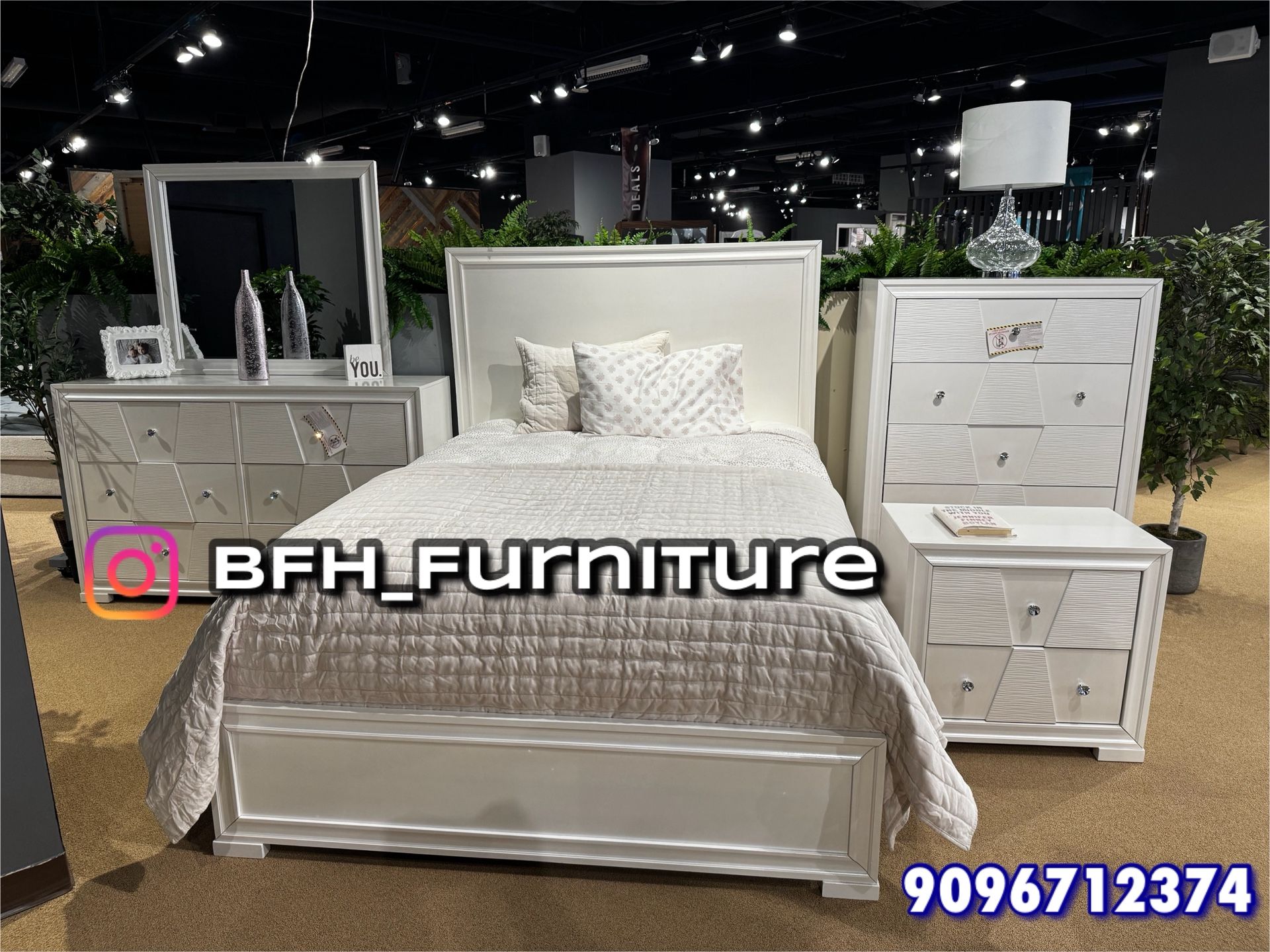 4pcs Queen Size Bedroom Set w. Mattress Included