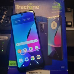 UNLOCKED Moto G Play 2024 Smartphone 6.5" HD 90Hz, 32GB + Power Bank + Case