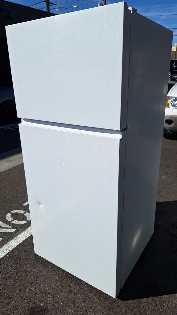 SMALL. APARTMENT REFRIGERATOR (DELIVERED)