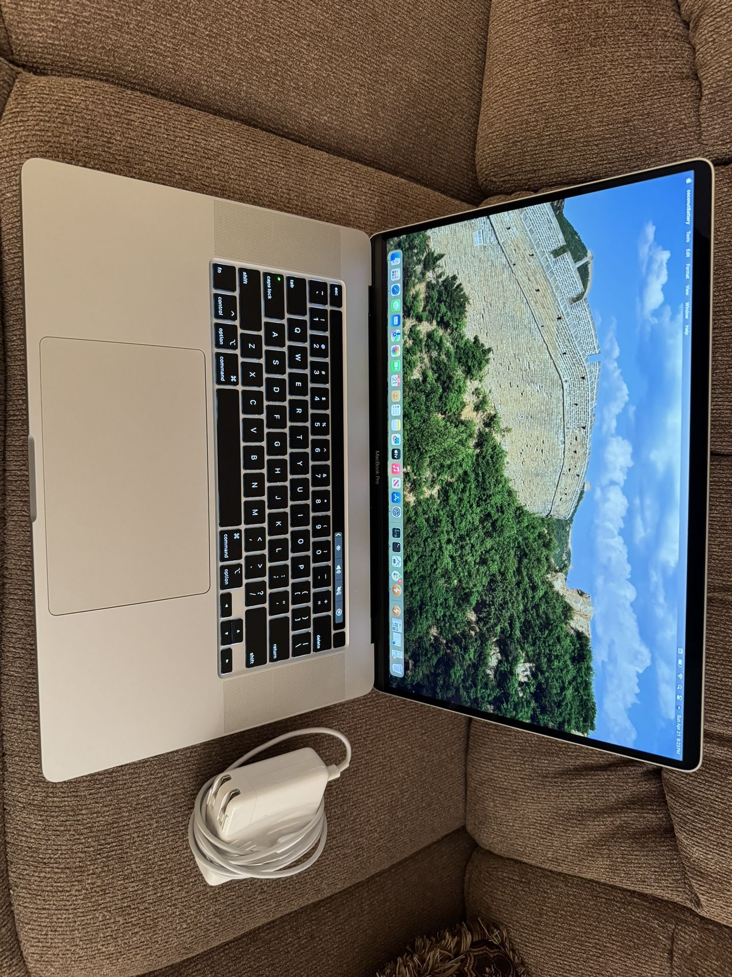 2019/2021 MacBook Pro 16”, 2.4ghz 8-cores i9, 64gb Ram,512gb,4GB Dual Graphic, 75 battery cycles