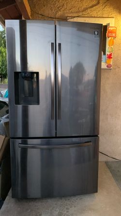 SAMSUNG REFRIGERATOR 27 CUBIC FEET BLACK STAINLESS STEEL ICE MAKER DOES NOT WORK ANYMORE!