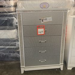 Brand new five draw chess 599