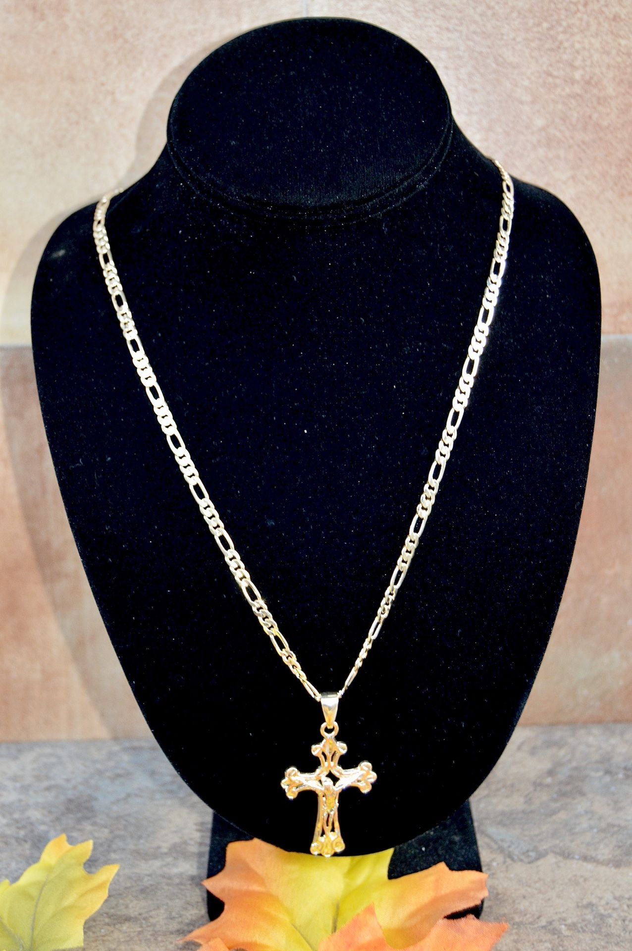 Gold chain with cross for men and women.