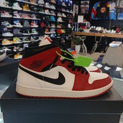 Air Jordan 1 Mid
Chicago 2020 / Size 11 / #(554724 173)  / Original Box