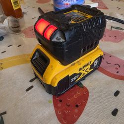 Dewalt Compact Charger Más Bateria