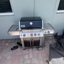 Weber Genesis Natural Gas 3 burner Grill with side burner