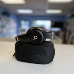 Beats Solo 4 Wireless Noise Cancellation Black & gold with Apple care till 2025