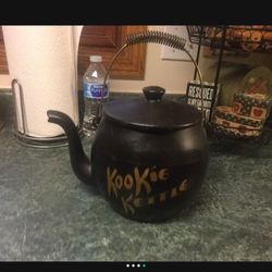 Vintage-McCoy-KOOKIE-KETTLE-Black-Ceramic-TEA-POT-Cookie-Jar-w-Metal-Handle/excellent Condition  About 8” tall
