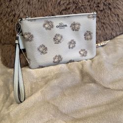 New Coach Wristlet Purse