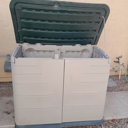 Large Rubbermaid Storage Tool Chest Shed 59x32x48 Pool Supplies