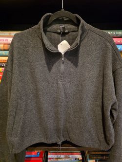 $5 New with tags Womens 3/4 zip sweater Lg