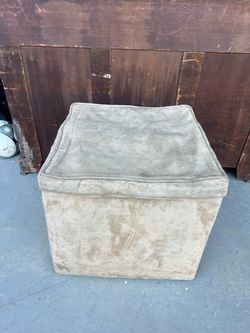 Storage ottoman on wheels