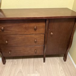 Fabulous 3 Drawer Dresser ! 
