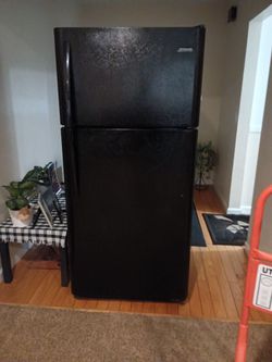 Free refrig it was leaking water  in side if u can fix it it yours