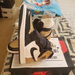 Retro 1 gold toe size 7 not 7y only tried on