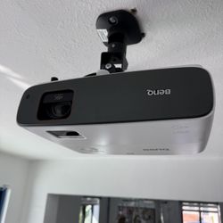 Ben Q  - 4k Home Theater Projector & Screen