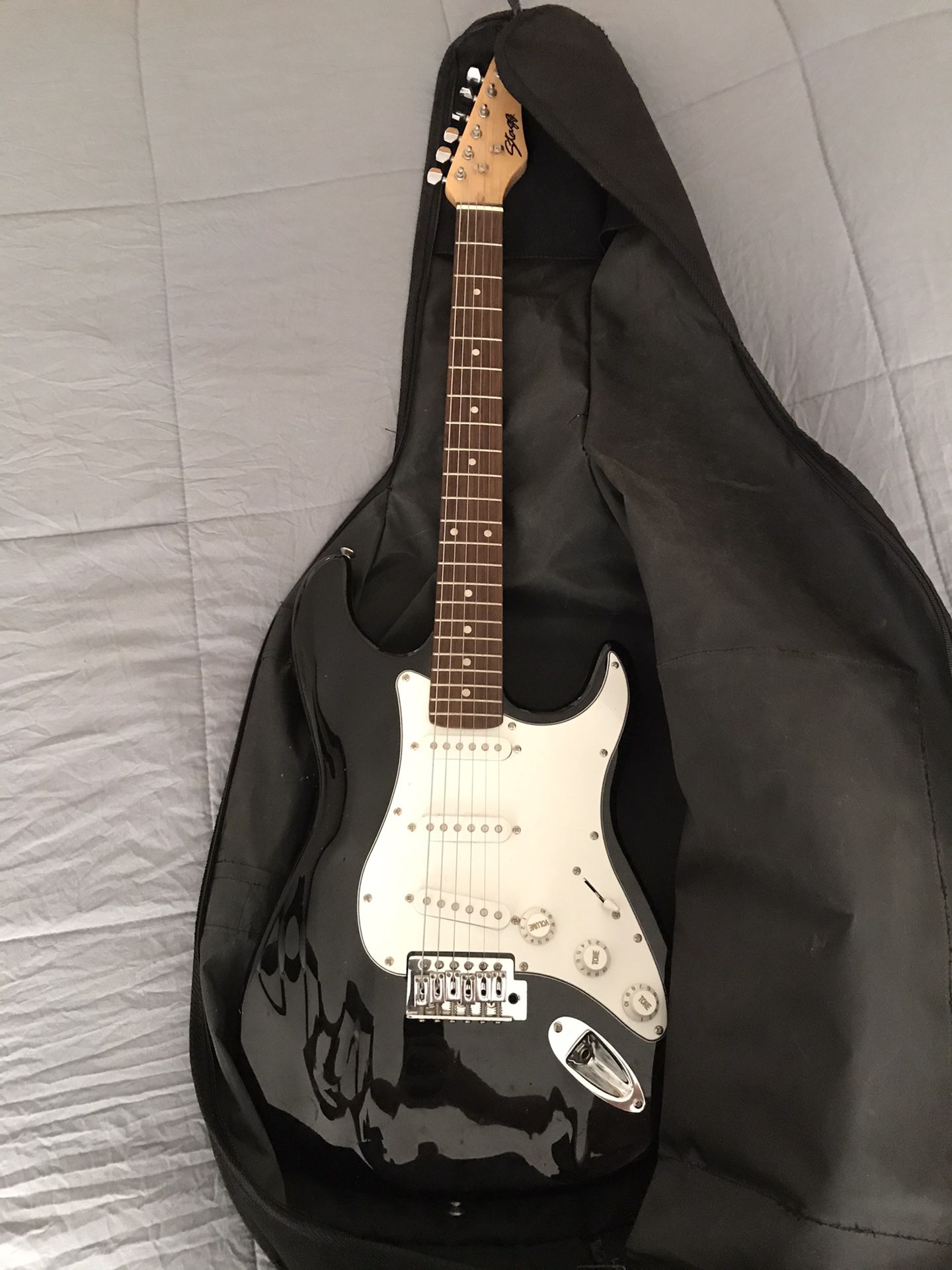 (ON HOLD) Electric guitar with carrying bag