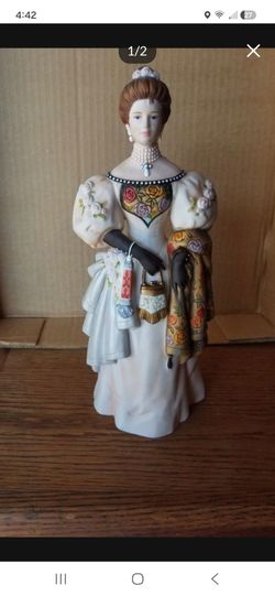 AVON**THE 2000 Mrs. P.F.E. ALBEE Award**Porcelain Figurine*FULL SIZE