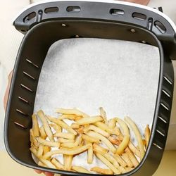 200 Sheets, Disposable Air Fryer Liners (8.66''), Greaseproof White Paper Air Fryer Papers, Square Parchment Papers, Oven Accessories, Baking Tools