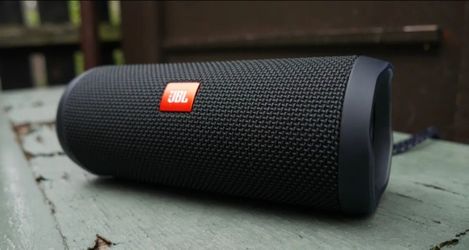 JBL Flip 4 with USB cable and carry cord
