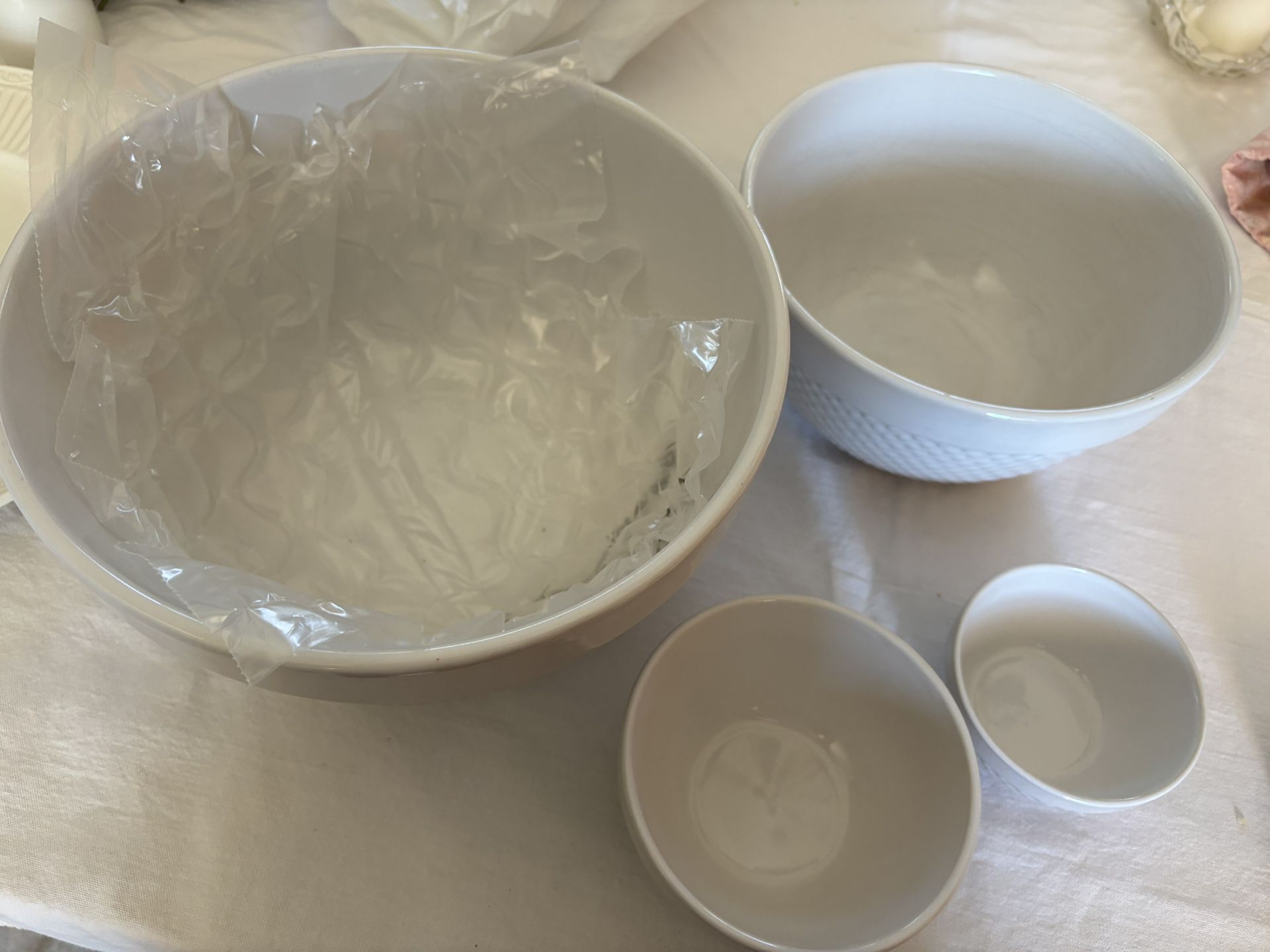 Serving bowl set in white