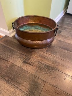 🪴🌷🌺🌸🪴ANTIQUE- 19th-century hand-hammered solid copper wash boiler or pot featuring dark wrought iron side handles and a characteristic verdigris 