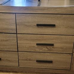 Dresser- 6 Drawer. Has Optional Mirror 