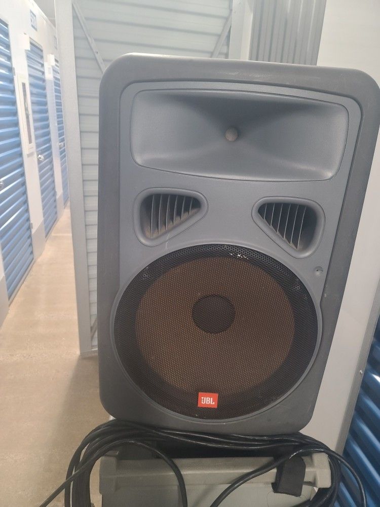 2 JBL.  2000 Watts  Powered Speakers