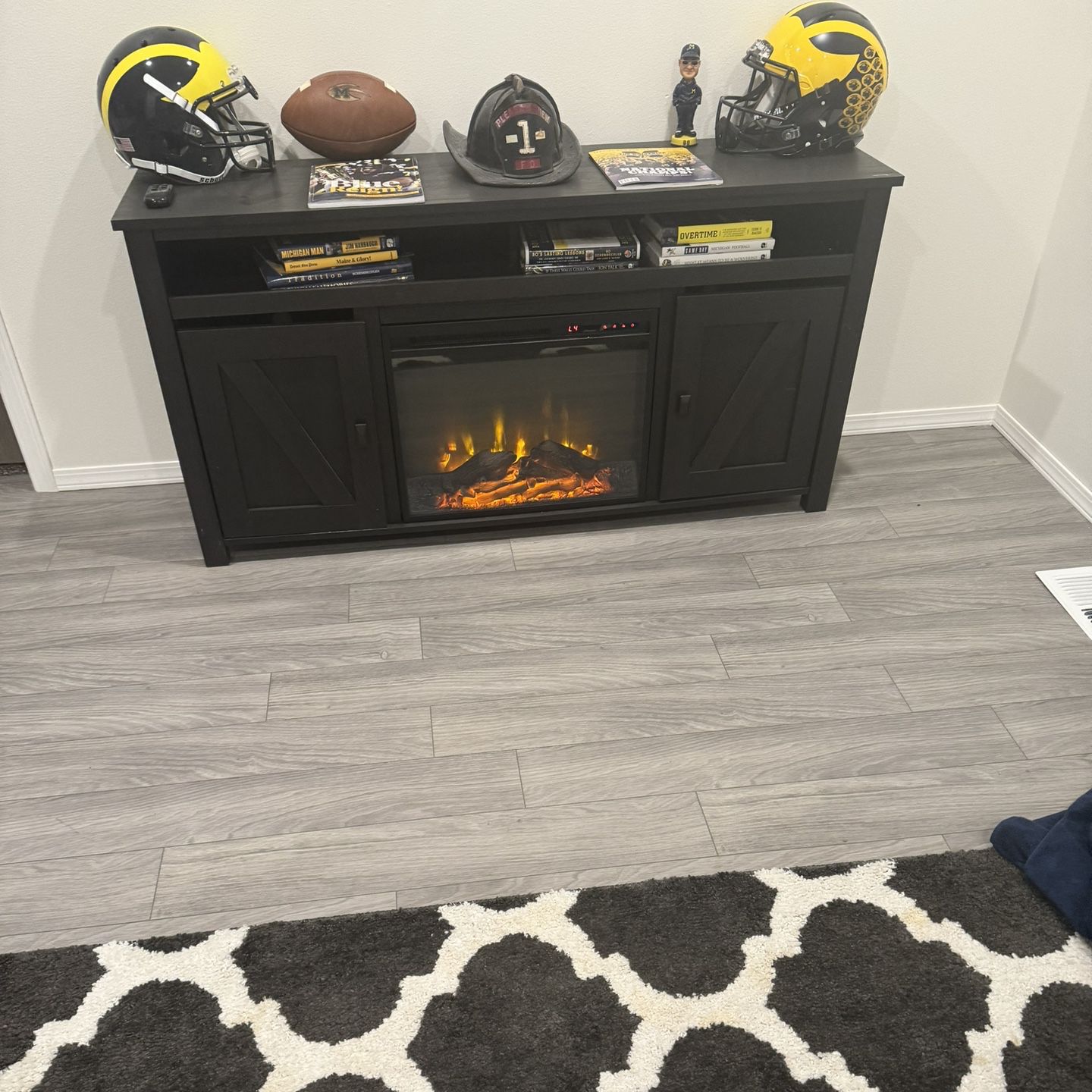 Tv Stand With Fire Place Screen 