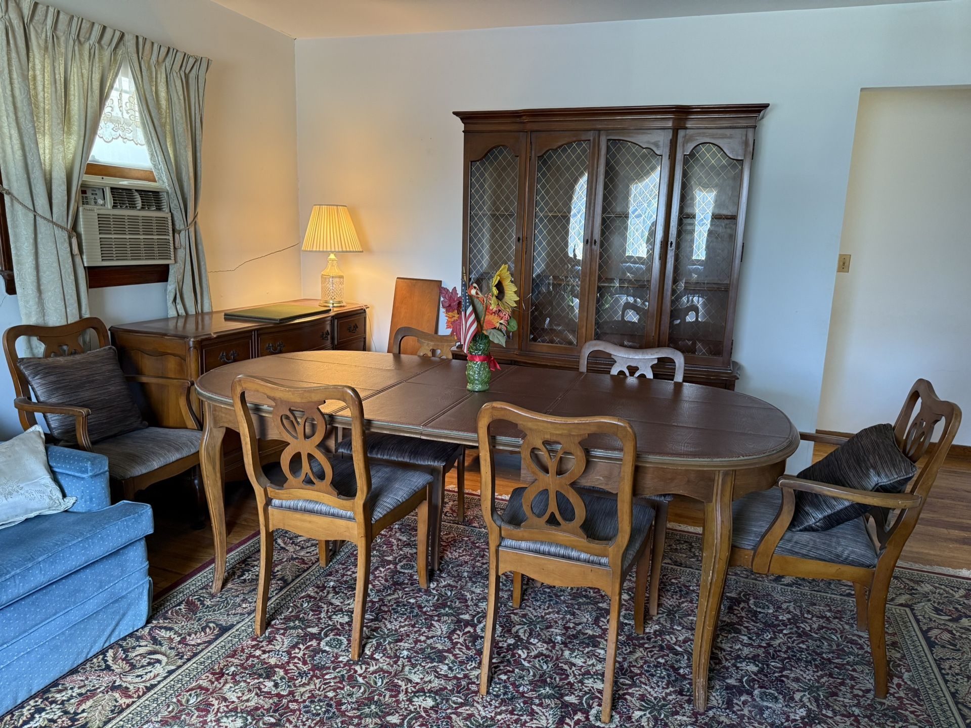 Traditional Bassett Dining Set