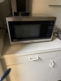Panasonic 1.3 Cuft Microwave With Inverter Technology 