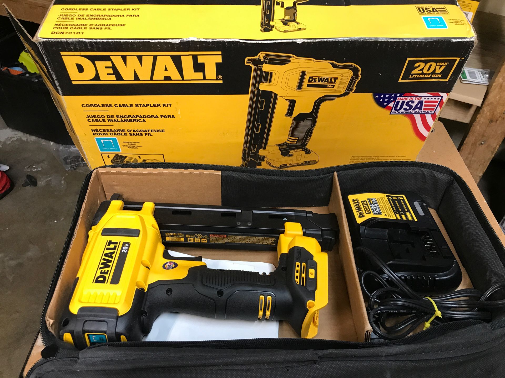 DEWALT 20-Volt MAX Lithium-Ion Cordless Cable Stapler with 2.0 Ah Battery, Charger and Bag