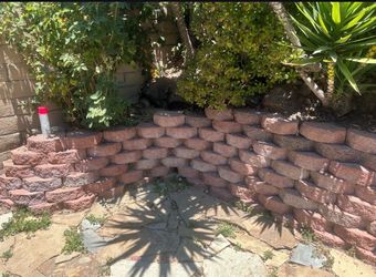 Free retaining wall blocks